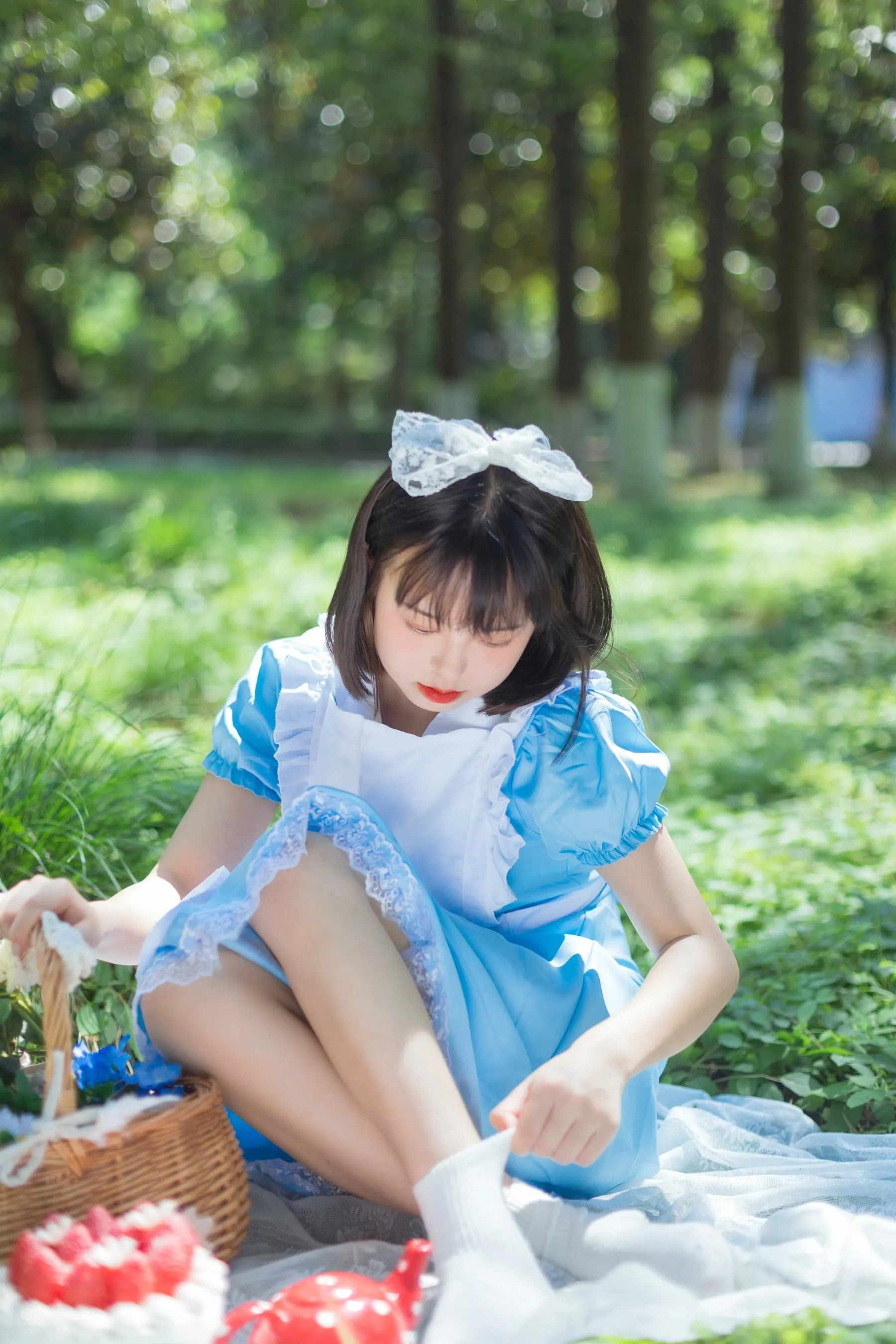 [YITUYU艺图语]2022.08.05 雏菊和草莓 哈吉麻花 [32P]插图1